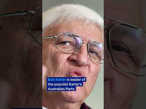 Australian MP Bob Katter raises fist at journalist | DW News