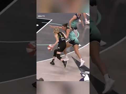 Paige Bueckers in her bag 🎒