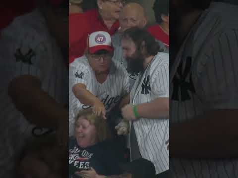 Yankees fan gives a ten-year-old a home run ball for his birthday ❤️ #mlb #baseball #yankees #fan