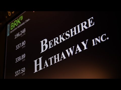 Buffett’s Berkshire Cash Pile Hits Record $382 Billion
