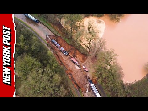 Gigantic Sinkhole SWALLOWS Boats in the UK