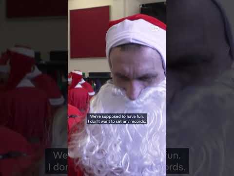 Sea of red: Santas race through Michendorf streets | DW News