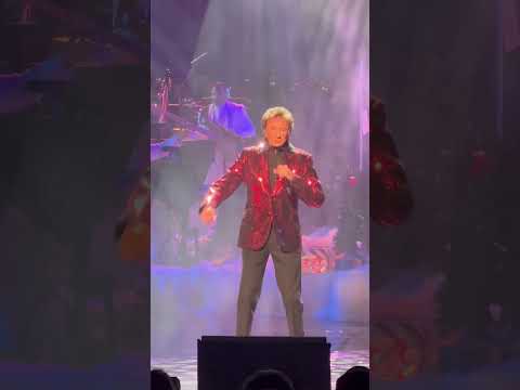 Barry Manilow Is 82 Years Old And Still Singing 100% Live! He Sounds Like THIS: