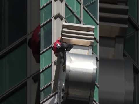 Rock climber Alex Honnold reaches top of Taipei 101 skyscraper without ropes #shorts