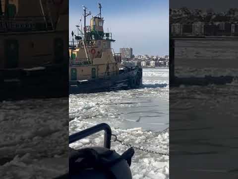 Coast Guard frees NYPD vessel from Hudson River #shorts