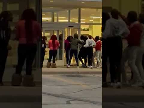 13 Spring Breakers Arrested, Run Wild at Teen Takeover of Wisconsin Mall: ‘So Embarrassing’ #shorts