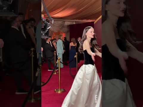 Dove Cameron made the #ActorAwards #Glambot look easy. đ #AwardsSeason