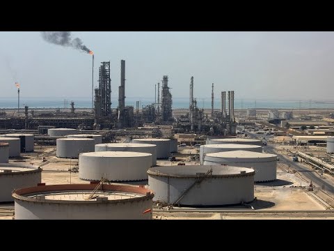 Saudi Arabia Begins Oil Output Cuts as Storage Fills Up