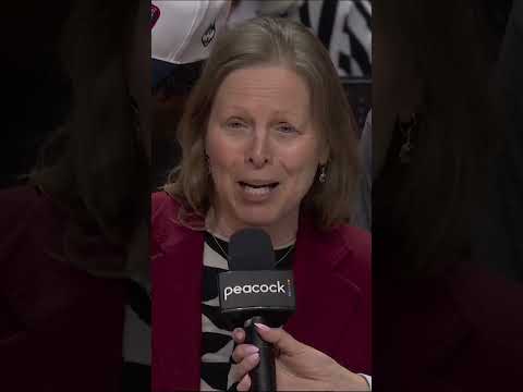 UConn women lift the trophy ๐