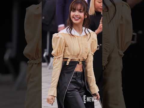 Lisa is the happiest girl at Louis Vuitton Womenswear Fall/Winter Show for Paris Fashion Week. 🩷