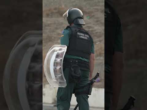 Hundreds of Migrants Pour Into Ceuta As Spain Deploys Border Forces #shorts
