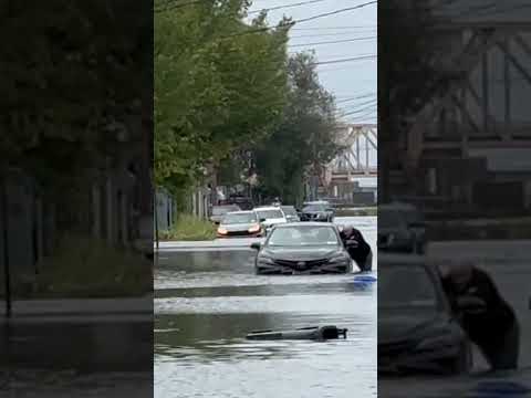 Uber driver seen pushing car through flooded street in Far Rockaway after nor’easter #shorts